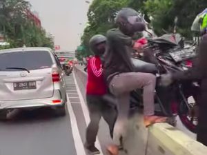 Takut Ditilang Polisi, Pemotor Gotong-Royong Angkut Motor Keluar dari Jalur Busway Takut Ditilang Polisi, Pemotor Gotong-Royong Angkut Motor Keluar dari Jalur Busway