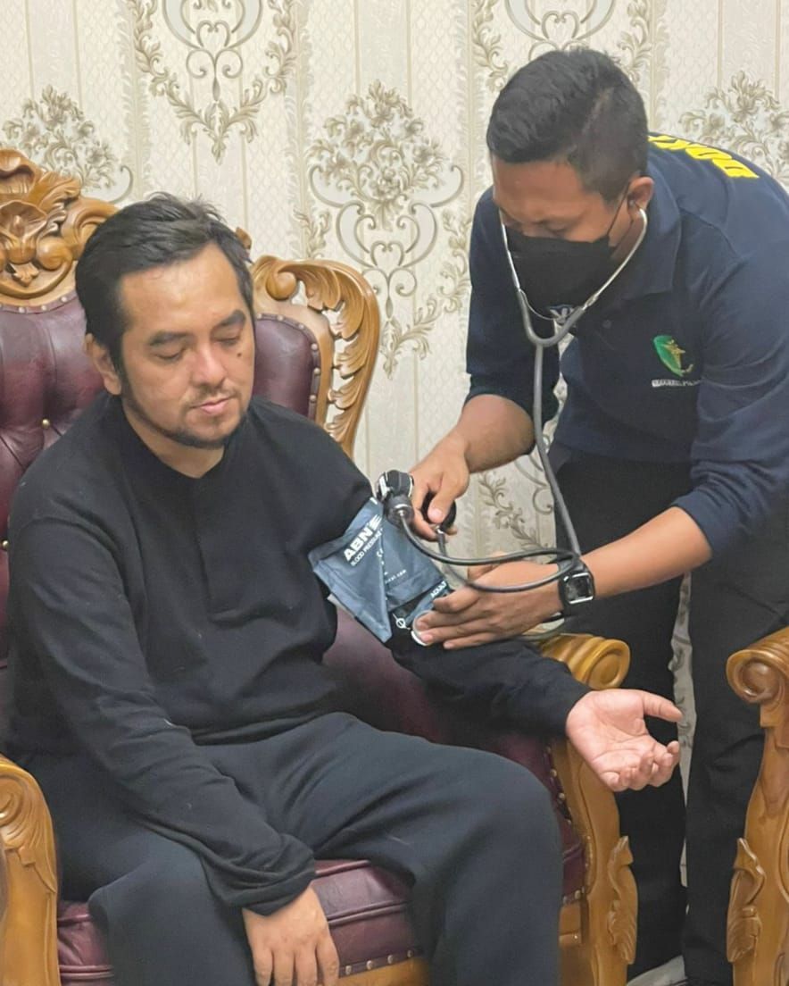Penampakan Mas Bechi, DPO pencabulan diperiksa kesehatannya usai menyerahka diri ke polisi, Jumat (8/7/2022).
