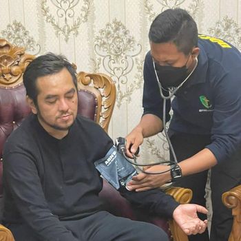 Penampakan Mas Bechi, DPO pencabulan diperiksa kesehatannya usai menyerahka diri ke polisi, Jumat (8/7/2022).
