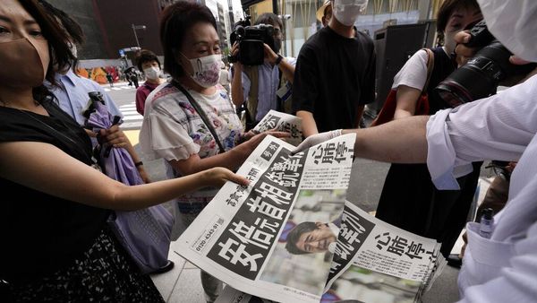 Penembakan Shinzo Abe Bikin Koran di Jepang Cetak Edisi Khusus