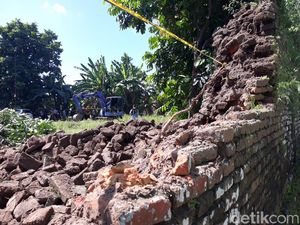 Lagi-lagi Tembok Diduga Cagar Budaya di Sukoharjo Dijebol Ekskavator Lagi-lagi Tembok Diduga Cagar Budaya di Sukoharjo Dijebol Ekskavator