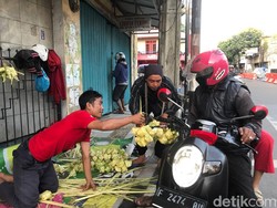 Jelang Idul Adha, Penjual Kulit Ketupat di Sukabumi Raup Cuan