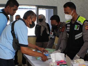 Puluhan Petugas Lapas Kelas IIB Indramayu Jalani Tes Urine