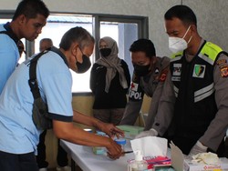 Puluhan Petugas Lapas Kelas IIB Indramayu Jalani Tes Urine