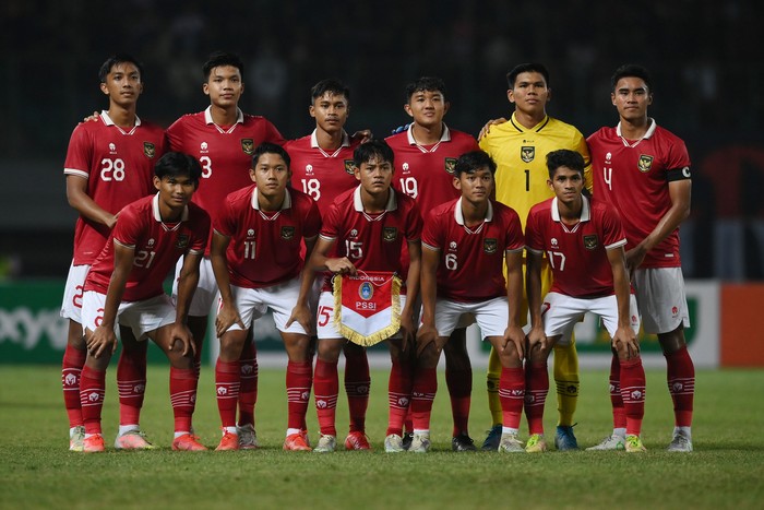 Para punggawa Tim Nasional Indonesia U-19 berpose sebelum berlaga melawan Tim Nasional Filipina U-19 dalam laga penyisihan Grup A Piala AFF U-19 2022 di Stadion Patriot Candrabhaga, Bekasi, Jawa Barat, Jumat (8/7/2022). ANTARA FOTO/Aditya Pradana Putra/aww.