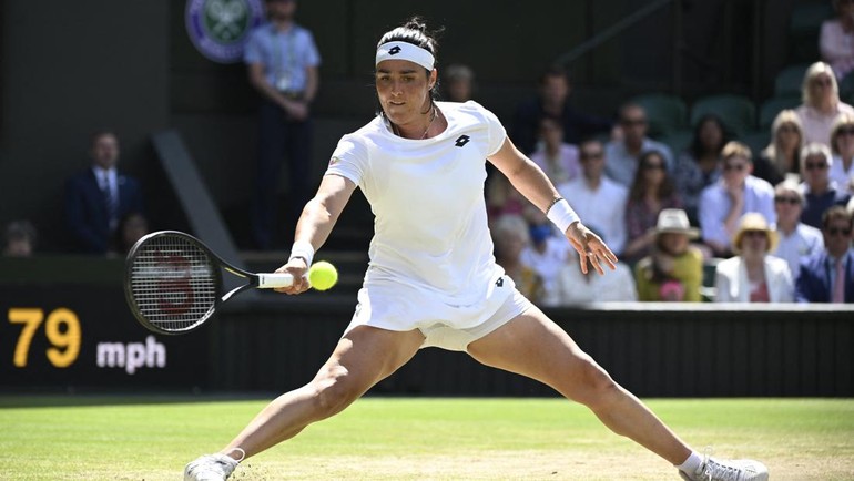 Jabeur memastikan sampai ke partai puncak usai menumbangkan petenis Jerman, Tatjana Maria, dengan skor 6-2, 3-6, 6-1. REUTERS/Toby Melville