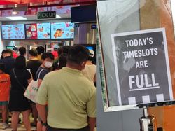 Puluhan Pelanggan KFC Ngamuk Gegara Ayam Gorengnya Habis Saat Promosi Puluhan Pelanggan KFC Ngamuk Gegara Ayam Gorengnya Habis Saat Promosi