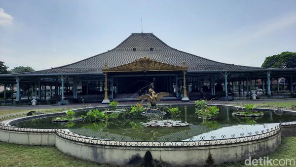 Biar Nggak Penasaran, Lihat Yuk Isi Pura Mangkunegaran