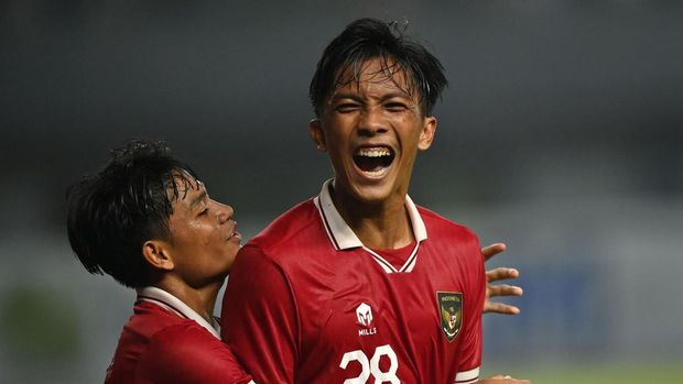 Pesepak bola Tim Nasional Indonesia U-19 Rabbani Tasnim Siddiq (kanan) dan rekannya berselebrasi usai membobol gawang Tim Nasional Filipina U-19 dalam laga penyisihan Grup A Piala AFF U-19 2022 di Stadion Patriot Candrabhaga, Bekasi, Jawa Barat, Jumat (8/7/2022). ANTARA FOTO/Aditya Pradana Putra/aww.