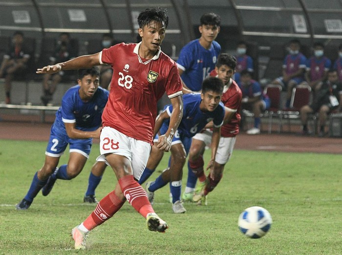 Pesepak bola Tim Nasional Indonesia U-19 Rabbani Tasnim (tengah) melakukan tendangan penalti ke gawang Tim Nasional Filipina U-19 dalam laga penyisihan Grup Piala AFF U19 2022 di Stadion Patriot Chandrabhaga, Bekasi, Jawa Barat, Jumat (8/7/2022). ANTARA FOTO/ Fakhri Hermansyah/aww.