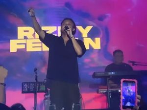 Fery Hudaya Ungkap Kisah di Balik Lagu Hingga Tua Bersama Rizky Febian Fery Hudaya Ungkap Kisah di Balik Lagu Hingga Tua Bersama Rizky Febian