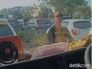 Polisi Buru Preman Berparang yang Pecahkan Kaca Truk di Palembang Polisi Buru Preman Berparang yang Pecahkan Kaca Truk di Palembang