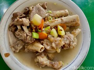 Sop Sumsum Sedap Gurih dan Sate Kambing Juicy Racikan Pak Bustaman Sop Sumsum Sedap Gurih dan Sate Kambing Juicy Racikan Pak Bustaman