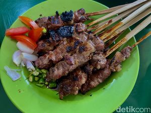 Sate Pak Bustaman: Empuk Maknyus! Sate dan Sop Sumsum Kambing yang Super Gurih Sate Pak Bustaman: Empuk Maknyus! Sate dan Sop Sumsum Kambing yang Super Gurih