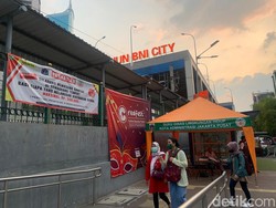 Senja di Dukuh Atas: Meski Petugas Berpatroli, Masih Saja Ada yang Nyampah