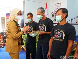 Ratusan Nelayan dan Pembudidaya Ikan Banyuwangi Terima Sertifikat Tanah Gratis