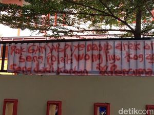 Kisruh PPDB SMAN 1 Batang, Muncul Spanduk Pak Ganjar Piye Nasib Anakku Kisruh PPDB SMAN 1 Batang, Muncul Spanduk Pak Ganjar Piye Nasib Anakku