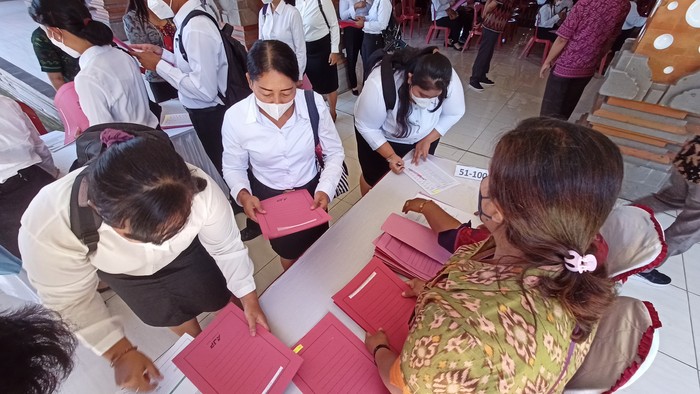 Suasana penyerahan SK pengangkatan kepada 316 PPPK guru di lingkungan Pemkab Tabanan yang berlangsung di Gedung Kesenian I Ketut Maria, Jumat (8/7/2022). Suasana penyerahan SK pengangkatan kepada 316 PPPK guru di lingkungan Pemkab Tabanan yang berlangsung di Gedung Kesenian I Ketut Maria, Jumat (8/7/2022).