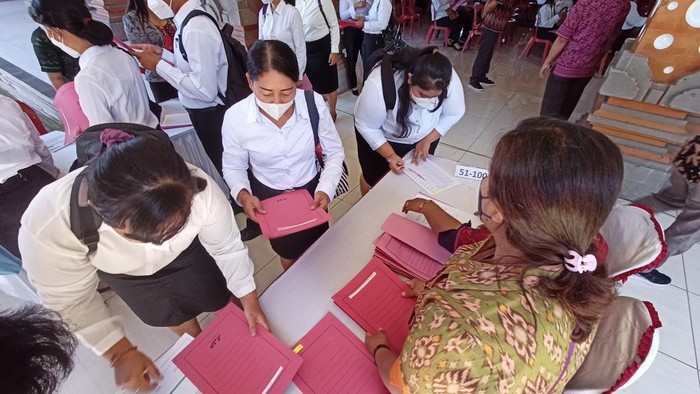 Suasana penyerahan SK pengangkatan kepada 316 PPPK guru di lingkungan Pemkab Tabanan yang berlangsung di Gedung Kesenian I Ketut Maria, Jumat (8/7/2022).