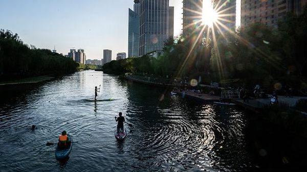 Sungai di Beijing Bersih Banget, Jadi Tempat Berenang dan Piknik