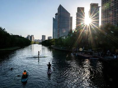 Sungai di Beijing Bersih Banget, Jadi Tempat Berenang dan Piknik