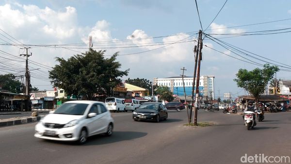 Tangsel Masih Punya Tiang Utilitas di Tengah Jalan, Gimana Nih?