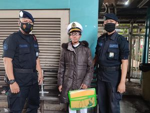 Tampilan Cosplay Berbeda Pria Viral Onani Saat di KRL dengan di TransJ Tampilan Cosplay Berbeda Pria Viral Onani Saat di KRL dengan di TransJ