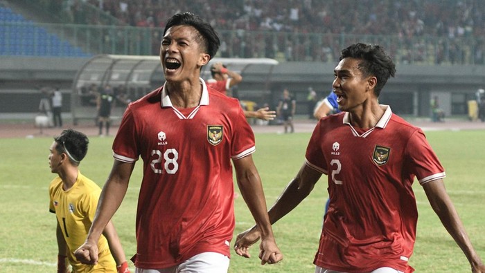 Pesepak bola Tim Nasional Indonesia U-19 Rabbani Tasnim (tengah) melakukan selebrasi usai mencetak gol ke gawang Tim Nasional Filipina U-19 dalam laga penyisihan Grup Piala AFF U-19 2022 di Stadion Patriot Chandrabhaga, Bekasi, Jawa Barat, Jumat (8/7/2022). Indonesia menang dengan skor 5-1. ANTARA FOTO/ Fakhri Hermansyah/aww.