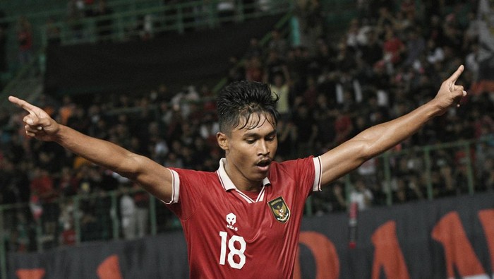 Pesepak bola Tim Nasional Indonesia U-19 Alfriyanto Nico (tengah) melakukan selebrasi usai mencetak gol kedua ke gawang Tim Nasional Filipina U-19 Cian Gabriel (kanan) dalam laga penyisihan Grup Piala AFF U19 2022 di Stadion Patriot Chandrabhaga, Bekasi, Jawa Barat, Jumat (8/7/2022). ANTARA FOTO/ Fakhri Hermansyah/aww.