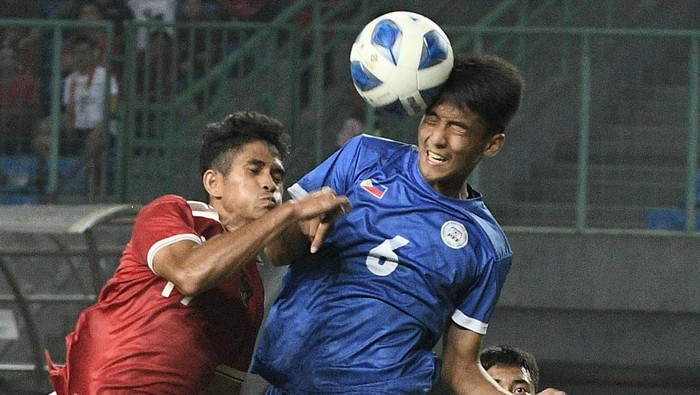 Pesepak bola Timnas Indonesia U-19 Subhan Fajri  (kiri) berebut bola dengan pesepak bola Timnas Filipina U-19 Cian Gabriel (kanan) dalam laga penyisihan Grup Piala AFF U19 2022 di Stadion Patriot Chandrabhaga, Bekasi, Jawa Barat, Jumat (8/7/2022). . ANTARA FOTO/ Fakhri Hermansyah/aww.