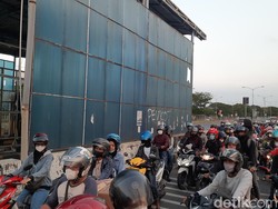 Warga Mulai Toron ke Madura, Jembatan Suramadu Dipadati Kendaraan