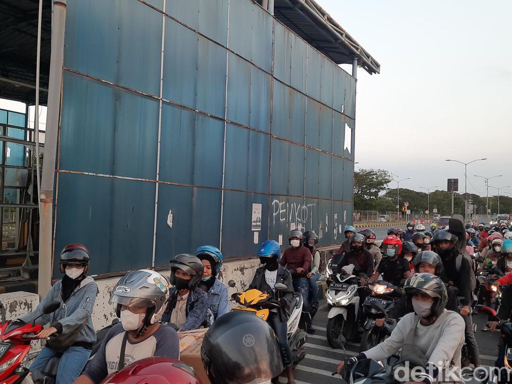 Warga Mulai Toron ke Madura, Jembatan Suramadu Dipadati Kendaraan Warga Mulai Toron ke Madura, Jembatan Suramadu Dipadati Kendaraan