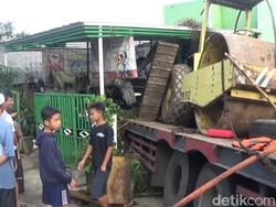 Truk Gagal Nanjak di Purwakarta dan Sukabumi, Tabrak Rumah-Terguling
