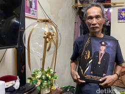 Bangganya Sopir Angkot di Bandung Saat Anak Dilantik Jadi Polisi