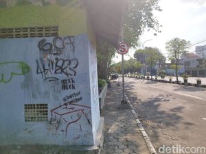 Aksi Vandalisme Hiasi Kota Gresik, Halte Dekat Pos Polisi Jadi Sasaran.