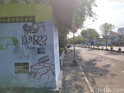Aksi Vandalisme Hiasi Kota Gresik, Halte Dekat Pos Polisi Jadi Sasaran.