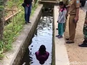 Viral Seorang Ibu Berendam Semalaman di Parit Ponorogo