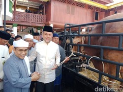 Wagub Ijeck Serahkan Hewan Kurban ke Kampung Besilam Langkat