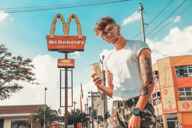 Warna logo brand McDonald's (Foto: Pexels.com/ Alexandro David)