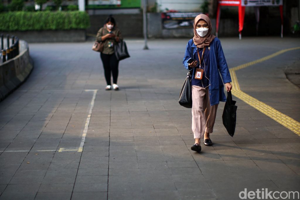 Kasus aktif COVID-19 di Indonesia menembus 19 ribu orang per Kamis (7/7/2022). Dari total tersebut, DKI Jakarta masih menjadi penyumbang kasus aktif COVID-19 terbanyak yakni pasien yang membutuhkan perawatan di RS maupun isolasi.