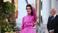 7 Foto Anne Hathaway Bak Manusia Barbie di Fashion Show Valentino