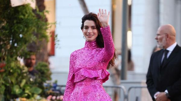7 Foto Anne Hathaway Bak Manusia Barbie di Fashion Show Valentino