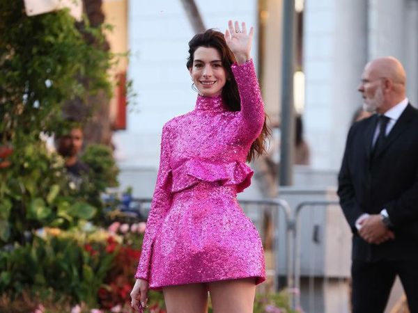 7 Foto Anne Hathaway Bak Manusia Barbie di Fashion Show Valentino