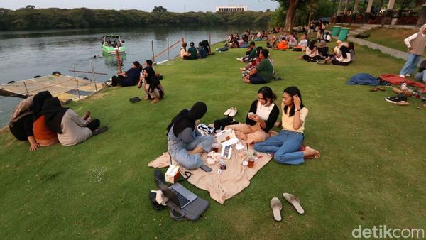 Ah... Syahdu juga Telaga Ngipik Gresik Ini