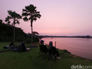 Nongkrong Asyik Sambil Berburu Senja di Telaga Ngipik Gresik