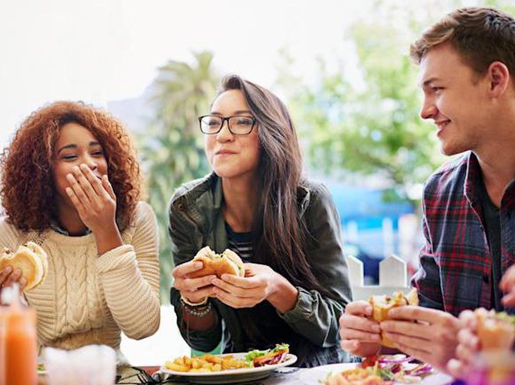 Bicara dengan Mulut Penuh Makanan Dianggap Biasa Oleh Anak Muda
