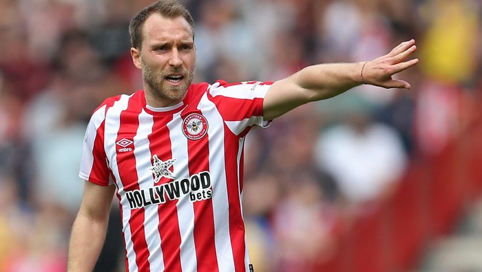 BRENTFORD, ENGLAND - MAY 07: Christian Eriksen of Brentford gives instructions during the Premier League match between Brentford and Southampton at Brentford Community Stadium on May 07, 2022 in Brentford, England. (Photo by Steve Bardens/Getty Images)