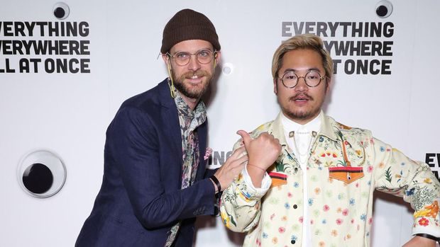 Daniel Scheinert dan Daniel Kwan LOS ANGELES, CALIFORNIA - MARCH 23: (L-R) Daniel Scheinert and Dan Kwan attend the premiere of A24's