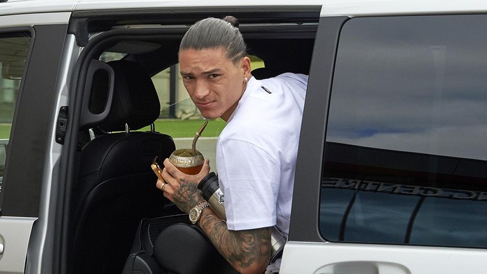 KIRKBY, ENGLAND - JUNE 14: (THE SUN OUT, THE SUN ON SUNDAY OUT) Darwin Nunez signs for Liverpool FC at AXA Training Centre on June 14, 2022 in Kirkby, England. (Photo by Nick Taylor/Liverpool FC/Liverpool FC via Getty Images)