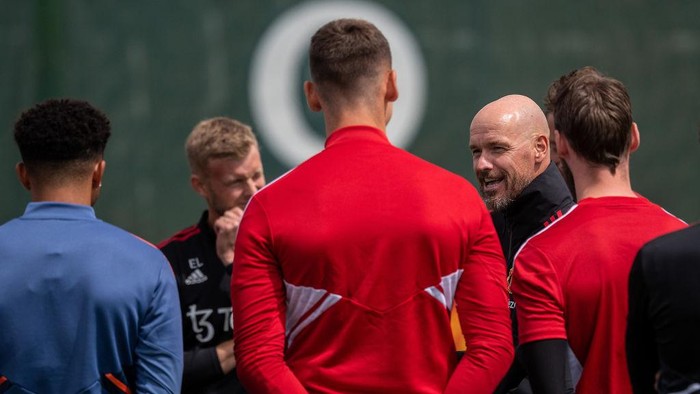 MANCHESTER, ENGLAND - JUNE 27: (EXCLUSIVE COVERAGE)  Manager Erik ten Hag of Manchester United talks to players during a first team training session at Carrington Training Ground on June 27, 2022 in Manchester, England. (Photo by Ash Donelon/Manchester United via Getty Images)